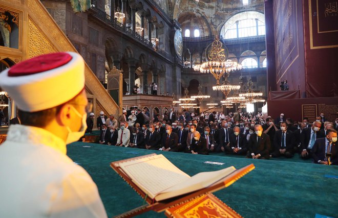 V Istanbulu je v petek v Hagiji Sofiji kot mošeji prvič potekala molitev, ki jo je vodil sam Erdogan. FOTO: Mustafa Kamaci/AFP