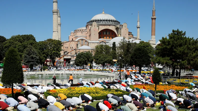 Fotografija: Vrhovno turško sodišče je pred dvema tednoma razveljavilo status Hagije Sofije kot muzeja. FOTO: Umit Bektas/Reuters