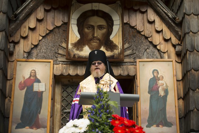 Predstavnik ruske cerkve med verskim obredom. FOTO: Jure Eržen/Delo