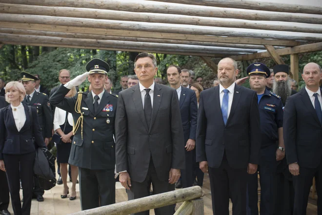 Lilijana Kozlovič, Borut Pahor, Alojz Kovšca in drugi, na spominski slovesnosti pri Ruski kapelici. FOTO: Jure Eržen/Delo