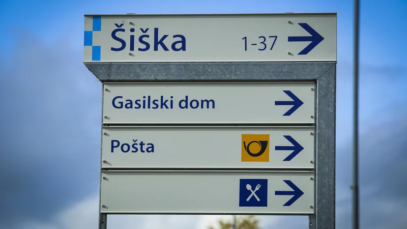 Pošto v Šiški po novem odprejo šele ob 9. uri, zaprejo že ob 17. uri, tako da uslužbenci lahko delajo v le eni izmeni. Foto Jože Suhadolnik/Delo