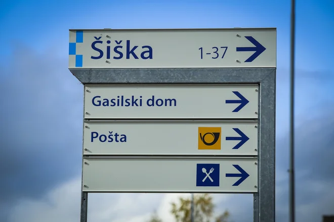 Pošto v Šiški po novem odprejo šele ob 9. uri, zaprejo že ob 17. uri, tako da uslužbenci lahko delajo v le eni izmeni. Foto Jože Suhadolnik/Delo