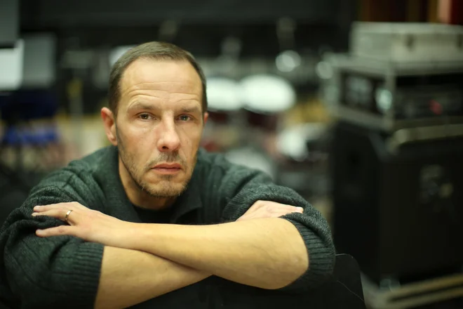 &raquo;V zadnjih mesecih se organizirajo koncerti po spletu, ki jih je treba tudi plačati, ampak če ni v živo, to ni to,&laquo; je prepričan Andrej Karoli. Foto Jure Eržen
