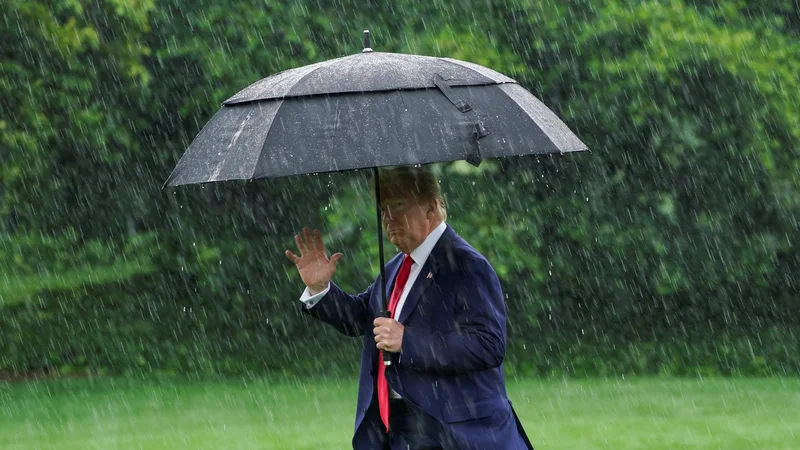 Fotografija: Predsednik Donald Trump maha novinarjem med odhodom iz Bele hiše proti teksaškemu Dallasu. FOTO: Kevin Lamarqu/Reuters