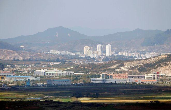Severnokorejske oblasti so danes odredile zaporo mesta Kaesong ob meji z Južno Korejo, potem ko so, kot so sporočili, odkrili prvi sum koronavirusa v državi. FOTO: Lee Jae Won/Reuters