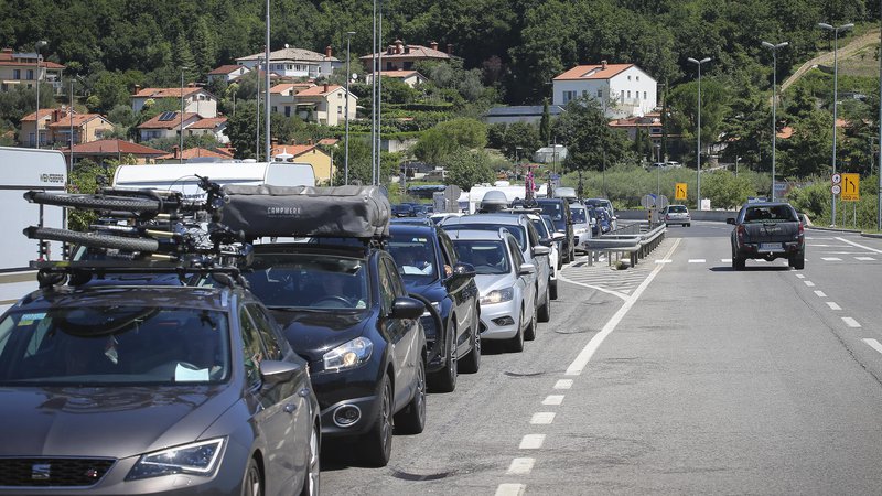 Fotografija: Ob višku poletne sezone je na cestah po Sloveniji tudi danes povečan promet, ponekod nastajajo zastoji. FOTO: Jože Suhadolnik