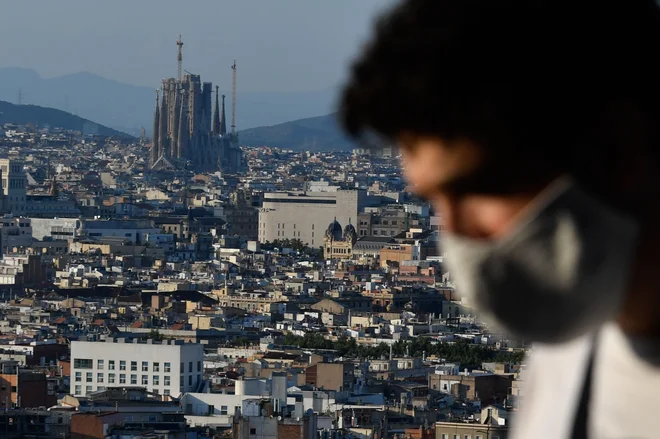 Španski El País je objavil svojo raziskavo, ki trdi, da bi lahko bil smrtni davek zaradi koronavirusa za kar 60 odstotkov višji, kot so uradni podatki. FOTO: Pau Barrena/AFP