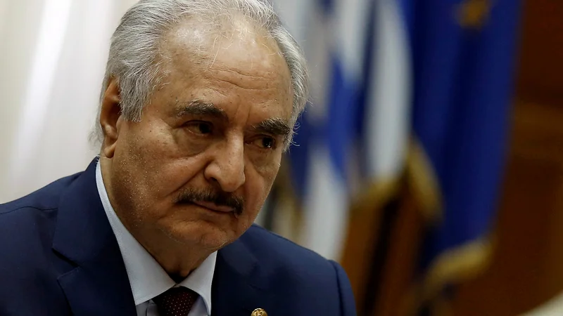 Fotografija: Vodja libijske nacionalne vojske general Kalifa Haftar je bil potisnjen na jug in vzhod države, kar je bil za njegovega zaveznika Egipt velik udarec. FOTO: Costas Baltas/Reuters