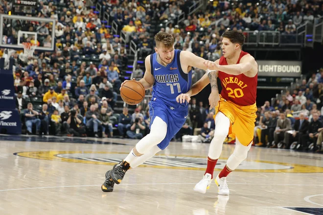 Luka Dončić (77) je proti Indianinemu tekmecu Dougu McDermottu uporizoril nekaj odlilčnih potez, a je bilo moštvo iz Indidanapolisa v drugi pripravljalni tekmi v Disneyjevem športnem kompleksu boljše. FOTO: Brian Spurlock/USA Today Sports