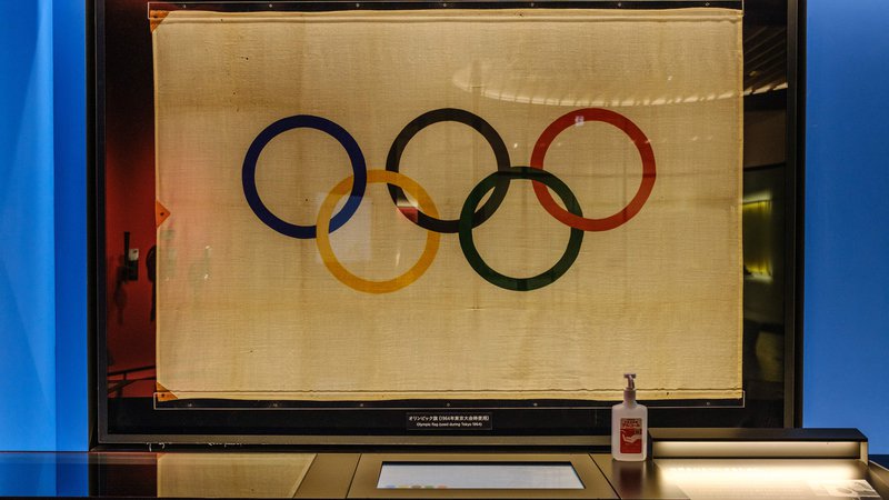 Fotografija: Eden od simbolov olimpijskih iger je tudi olimpijska zastava. FOTO:Philip Fong/AFP