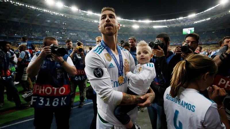 Fotografija: Kapetan Real Madrida Sergio Ramos je imel še en razlog več za veselje, saj sta s soprogo Pilar Rubio povečala družino za še četrtega sina. FOTO: Gleb Garanich/Reuters