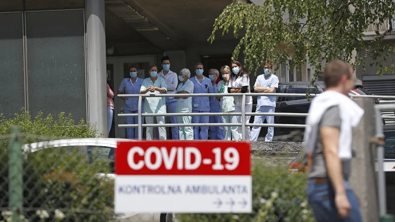 Fotografija: Zaradi bolezni covid-19 je bilo včeraj v bolnišnici 20 ljudi, trije na intenzivni negi. FOTO: Leon Vidic/Delo