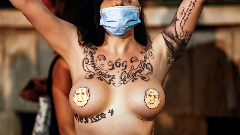 Fotografija: Izraelka protestira na množičnih demonstracijah, ki se vršijo po Izraelskih mestih, na katerih pozivajo k odstopu izraelskega premierja Benjamina Netanjahuja in njegovo vlado. FOTO: Ahmad Gharabli/Afp