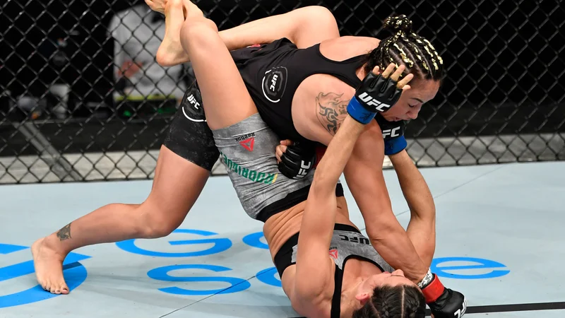 Fotografija: V obračunu borilnega spektakla UFC na otoku Yas v Abu Dhabiju sta se pomerili Carla Esparza in Marina Rodriguez. Zmaga je pripadla Esparzi. FOTO: Jeff Bottari/Afp
