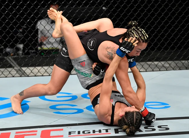 V obračunu borilnega spektakla UFC na otoku Yas v Abu Dhabiju sta se pomerili Carla Esparza in Marina Rodriguez. Zmaga je pripadla Esparzi. FOTO: Jeff Bottari/Afp