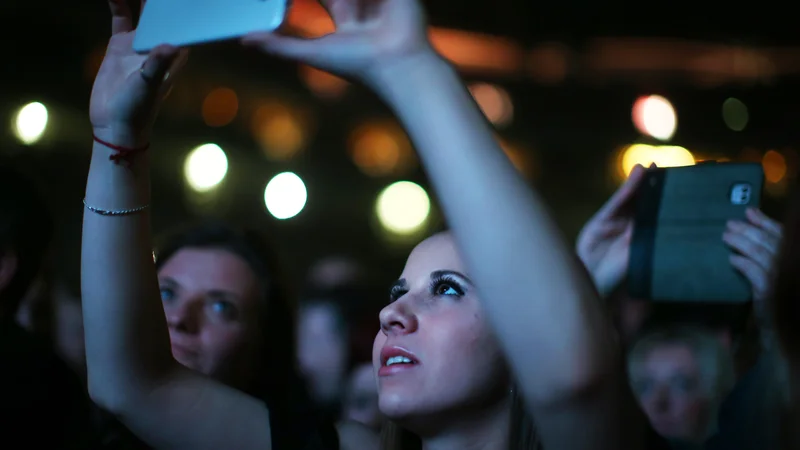 Fotografija: Tako neznansko daleč se mi zdi tisti čas, da se niti ne spomnim, kateri je bil zadnji koncert, ki sem ga letos obiskala. FOTO: Jure Eržen/Delo