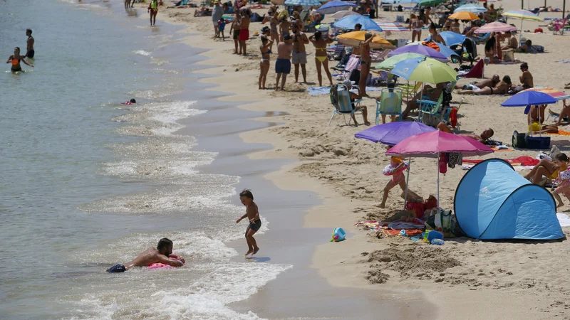 Fotografija: Nemški turisti se bodo morali ob vrnitvi v domovino z dopustovanja v tveganih območjih obvezno testirati na koronavirus. FOTO: Enrique Calvo/Reuters