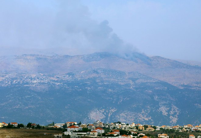 Dim na območju Šeba, kjer je danes prišlo do izmenjave orgnja med borci Hezbolaha in izraelskimi vojaki. FOTO: Karamallah Daher/Reuters
