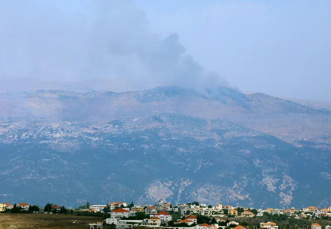 Dim na območju Šeba, kjer je danes prišlo do izmenjave orgnja med borci Hezbolaha in izraelskimi vojaki. FOTO: Karamallah Daher/Reuters