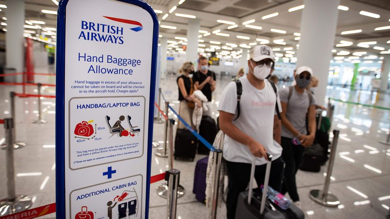 Fotografija: Potniki v pričakovanju poleta med Palmo de Mallorco in Londonom. FOTO: Jaime Reina/AFP