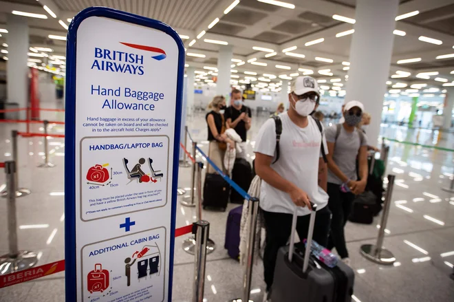 Potniki v pričakovanju poleta med Palmo de Mallorco in Londonom. FOTO: Jaime Reina/AFP