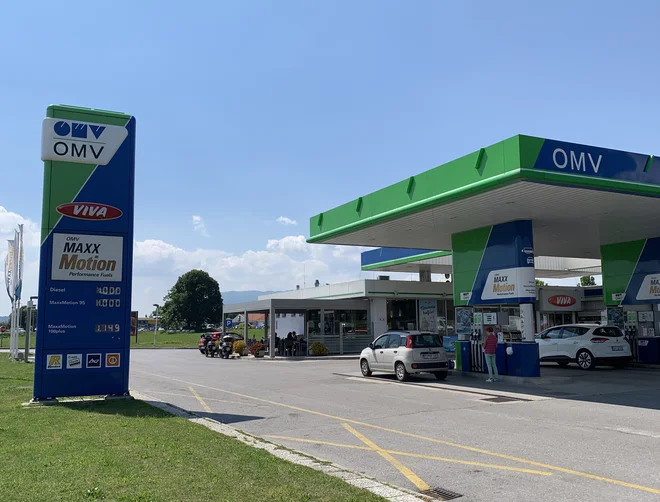 Postojna, kjer med drugim obratuje med motoristi priljubljeni bencinski servis OMV, je na polovici poti do morja. FOTO: Blaž Kondža