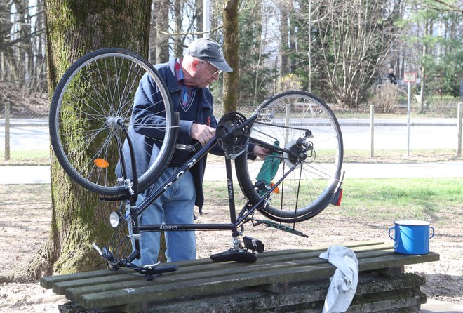 Če je človek sam svoj mojster, kolo tudi najhitreje popravi, v kolesarskih centrih je pogosto treba čakati. FOTO: Dejan Javornik/Slovenske novice