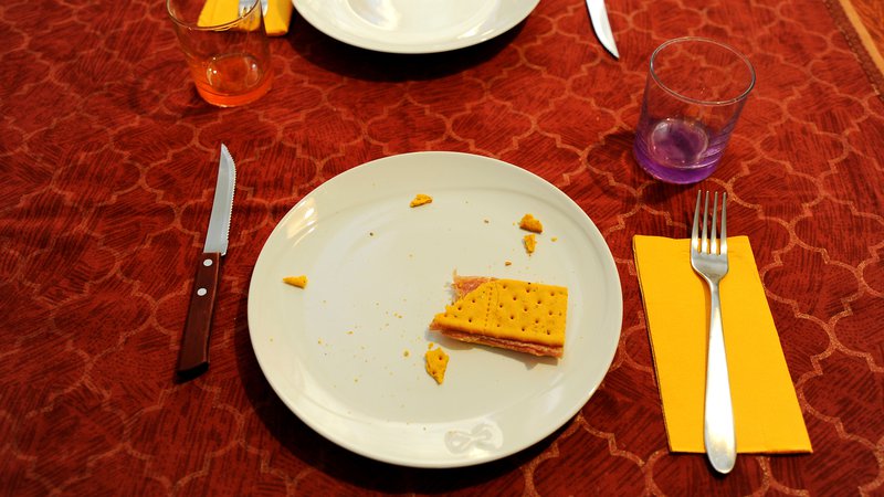 Fotografija: »... nož že ves čas obeda počiva ob njegovem krožniku, kot bergla, ki jo po obisku v Lurdu vnemar odvrže ozdravljen pohabljenec.« Stavek iz kratke zgodbe Nož v ustih. FOTO: Guglielmo Mangiapane/Reuters