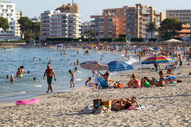Medtem ko morajo Britanci, ki se vračajo iz Španije, v samoizolacijo, je nemška vlada Nemce opozorila pred nepotrebnimi turističnimi potovanji v tri španske regije. FOTO: Jaime Reina/AFP