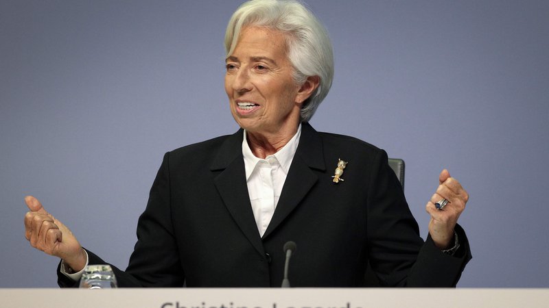 Fotografija: ECB je po vodstvom Christine Lagarde vzela pod drobnogled banke in jih pozvala, naj v krizi poskrbijo za stabilnost poslovanja. FOTO: Daniel Roland/AFP