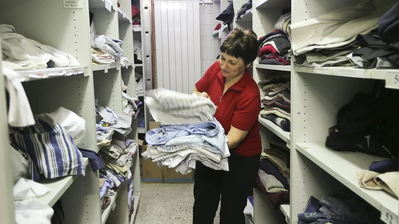 Fotografija: Na vrata humanitarnih organizacij zdaj trkajo mnogi, ki pred epidemijo niso potrebovali pomoči. FOTO: Jože Suhadolnik