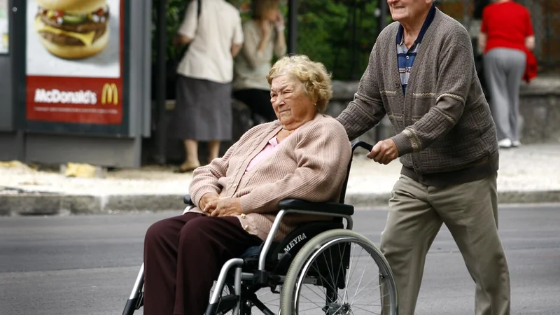 Fotografija: Invalidi imajo največ težav z mobilnostjo, premagovanjem ovir v javnem prevozu in z dostopnostjo objektov in storitev. Foto Aleš Černivec