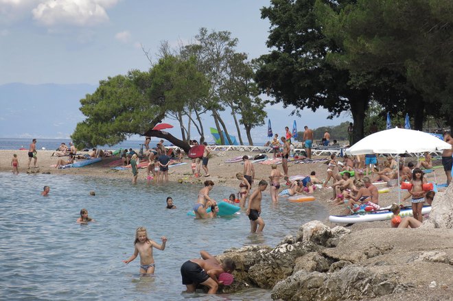 Dopustovanje na Hrvaškem otoku Krk v času koronavirusa. Julij 2020. FOTO: Leon Vidic/Delo
