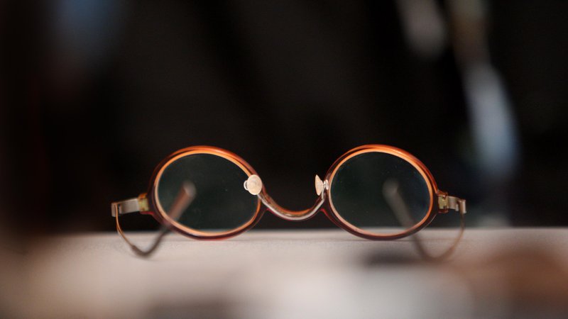 Fotografija: Očala so bila sinonim za avtoriteto, saj jih je nosila večina profesorjev v šoli. FOTO: Jure Eržen/Delo