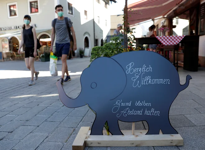 Priljubljeno letovišče Sankt Wolfgang je v zadnjih dneh opustelo. FOTO: Leonhard Foeger/Reuters