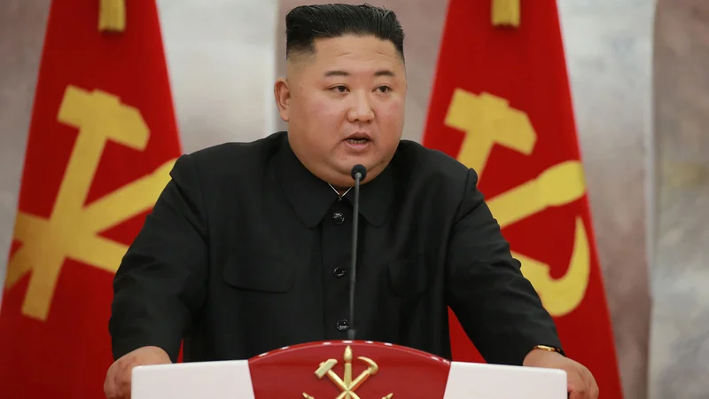 Fotografija: Kim Džong Un je ob novici o prvem domnevnem primeru covida-19 v državi nemudoma sklical partijsko vodstvo in razglasil izredno stanje. FOTO: AFP