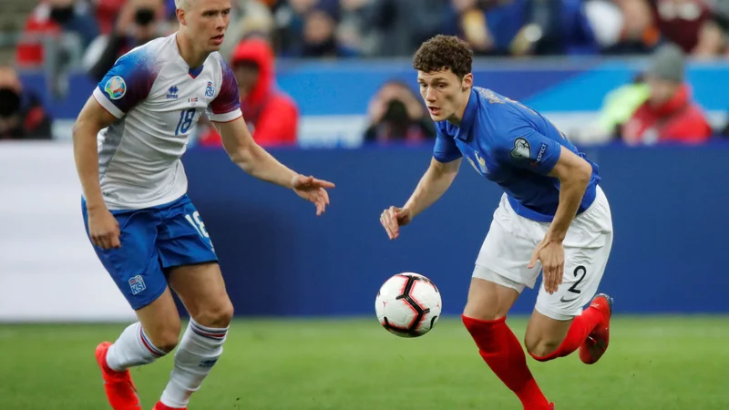 Fotografija: Nogomet se bo kmalu vrnil v Francijo, reprezentant te dežele Benjamin Pavard (desno) pa bo moral zaradi poškodbe še nekaj časa počivati. FOTO: Charles Platiau/Reuters