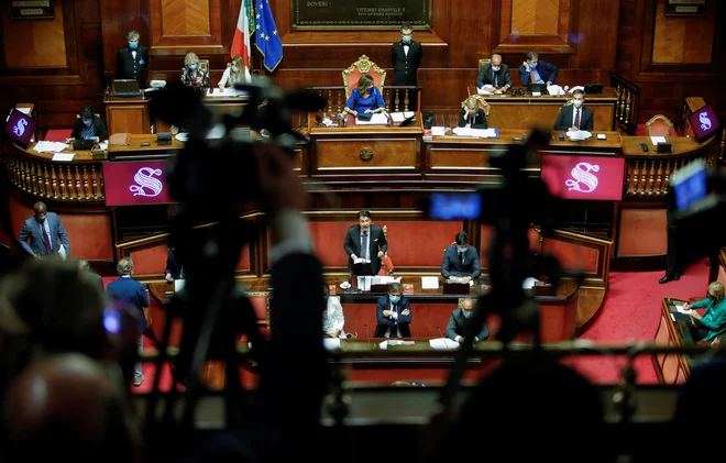 Za podaljšanje izrednih razmer je glasovalo 157 italijanskih senatorjev. FOTO: Remo Casilli/Reuters