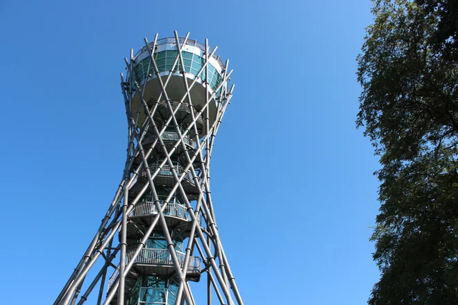 Razgledni stolp Vinarium nad Lendavo velja tudi za arhitekturni presežek. FOTO: Jože Pojbič/Delo