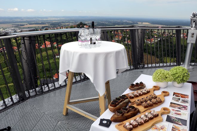 Razgledna ploščad stolpa Vinarium bo postala prizorišče vrhunskih kulinaričnih dogodkov. FOTO: Jože Pojbič/Delo