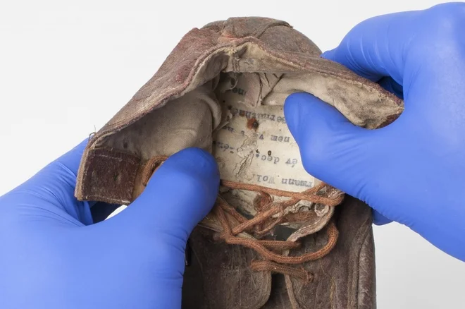 Čevelj Amona Steinberga z otrokovim imenom in priimkom. FOTO: Auschwitz-Birkenau State Museum