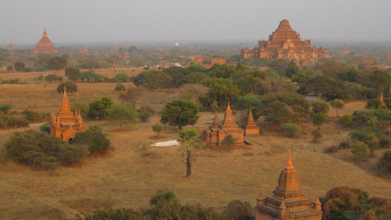 Fotografija: Na stotine opečnatih templjev v Baganu že tisočletje priča, da je Burma dežela različnih etnij, združenih pod skupno budistično vejo – teravada. FOTO: Alen Steržaj