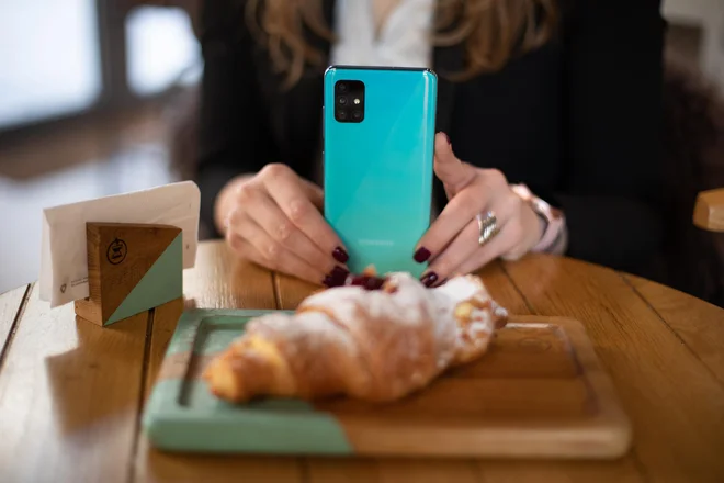 Galaxy A51 in A71 pametna telefona imata kar štiri kamere. FOTO: Samsung