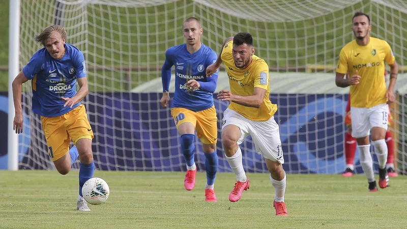 Fotografija: Dalmatinec Roko Baturina (v sredini) se je v Sp. Šiški brusil in izbrusil, njegove gole in igre pa bo bržkone vnovčil zagrebški Dinamo. Madžarski prvak Ferencvaros Dinamu ponuja več kot milijon evrov odškodnine za mladega napadalca  FOTO: Jože Suhadolnik/Delo