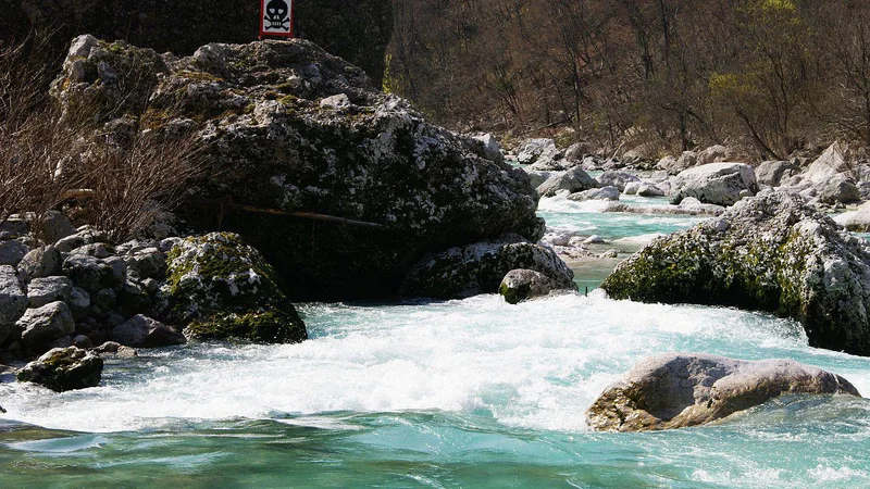 Fotografija: Soča je s svojimi pritoki pri kopalcih zelo priljubljena, a se mnogi ne zavedajo nevarnosti. Fotografija je simbolična. FOTO: Miljko Lesjak/GRS Tolmin 