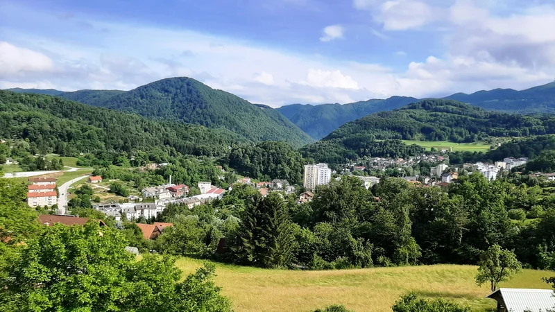 Fotografija: Hrastnik je veljal za eno od desetih, s PM10 degradiranih območij države; lani mu je država ta status vzela.