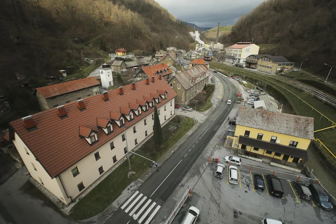 Steklarna Hrastnik je hrastniška rekorderka po emisijah dušikovih in žveplovih oksidov. FOTO: Jože Suhadolnik/Delo