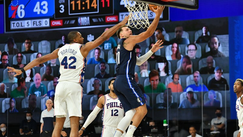 Fotografija: Luka Dončić je tudi med dvobojem s Philadelphio prihranil prestavo ali dve za nadaljevanje lige NBA in končnico. FOTO: Jesse D. Garrabrant/AFP