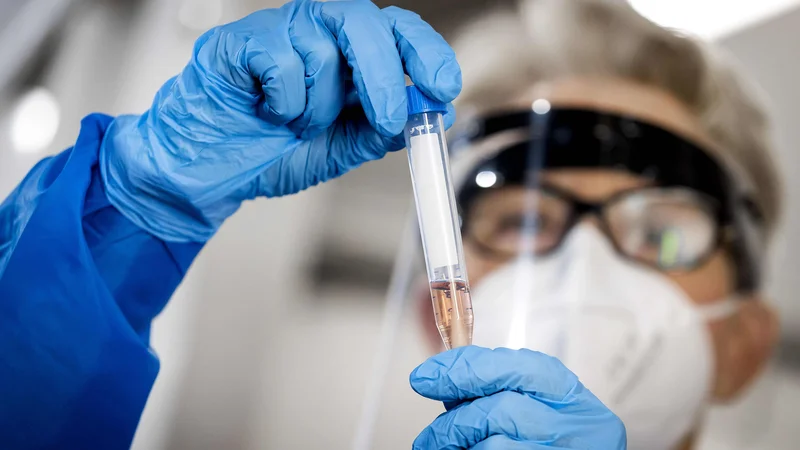 Fotografija: Vztrajnost epidemije novega koronavirusa napoveduje, da bodo predvsem socialne omejitve v veljavi še pozno v jesen. FOTO: Koen Van Weel/AFP