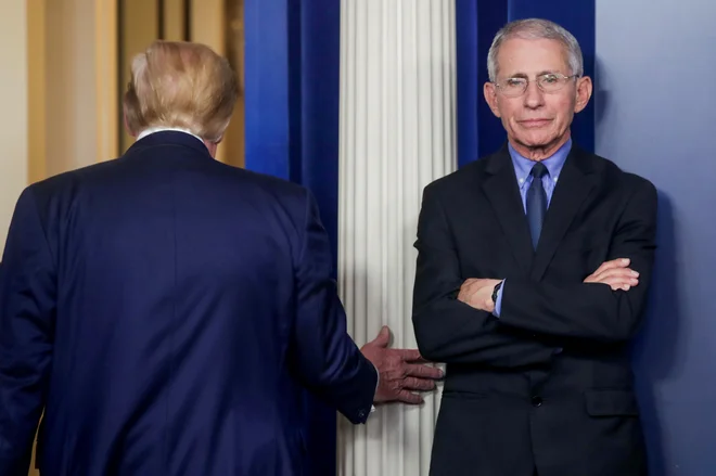 Arhetipski podobi bleferja in piflarja sta Donald Trump in vodilni ameriški epidemiolog dr. Anthony Fauci. FOTO: Jonathan Ernst/Reuters